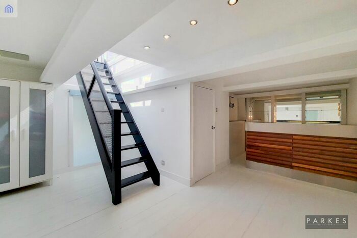 3 Bedroom Flat To Rent In Peterborough Road, Hammersmith, London, SW6