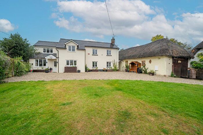 6 Bedroom Detached House For Sale In Village Street, Thruxton, SP11