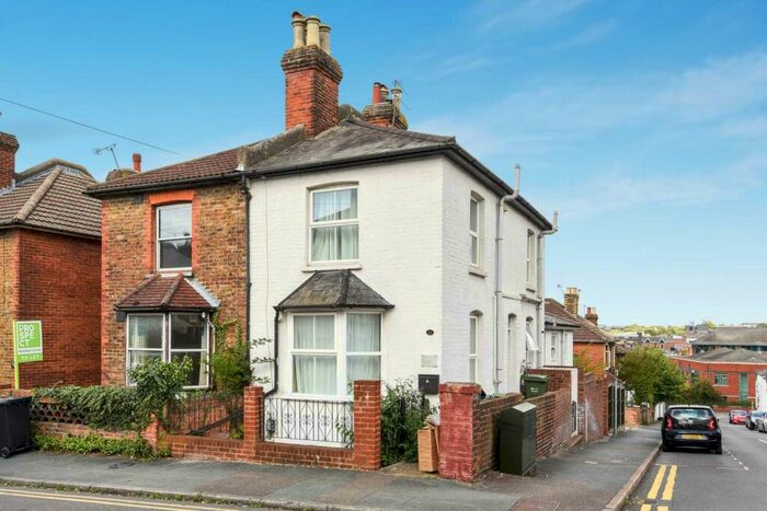 2 Bedroom Flat To Rent In Denzil Road, Guildford, GU2