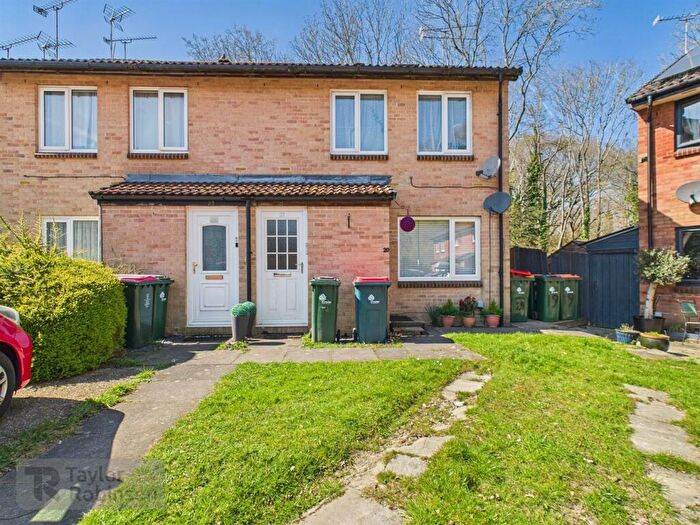 3 Bedroom Maisonette For Sale In St Andrews Road, Crawley, RH11