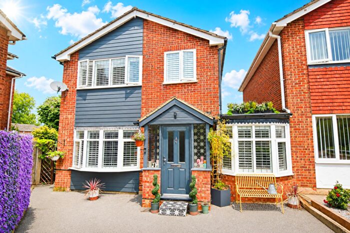4 Bedroom Link Detached House For Sale In Robert Close, Billericay, CM12
