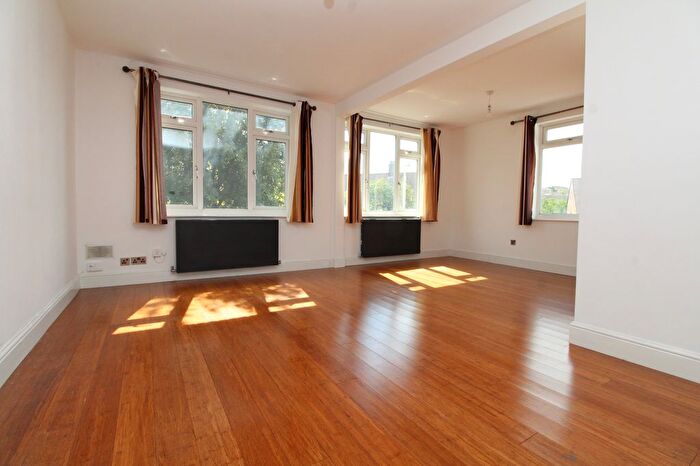 3 Bedroom Semi-Detached House To Rent In St. Georges Crescent, Gravesend, DA12