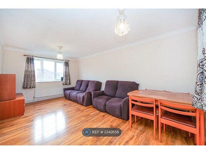 2 Bedroom Flat To Rent In Courtlands Close, Watford, WD24