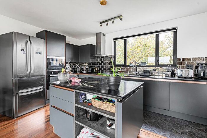 2 Bedroom Flat For Sale In Endwell Road, London, SE4