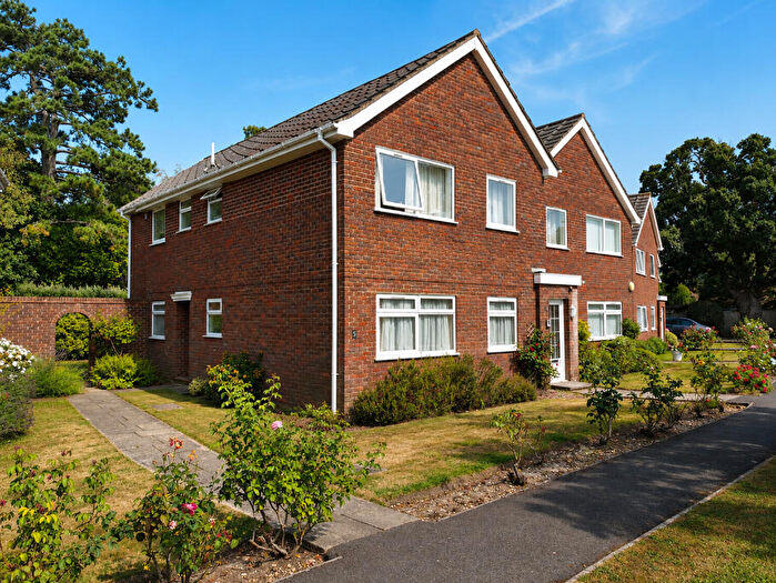 2 Bedroom Flat For Sale In Mariners Court, Broad Lane, Lymington, Hampshire, SO41