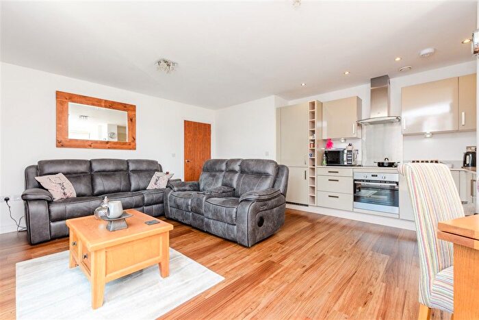 2 Bedroom Flat For Sale In Pearl Lane, Gillingham, Kent, ME7
