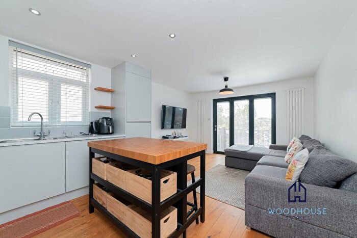 2 Bedroom Flat To Rent In The Elms, Friern Park, London, N12