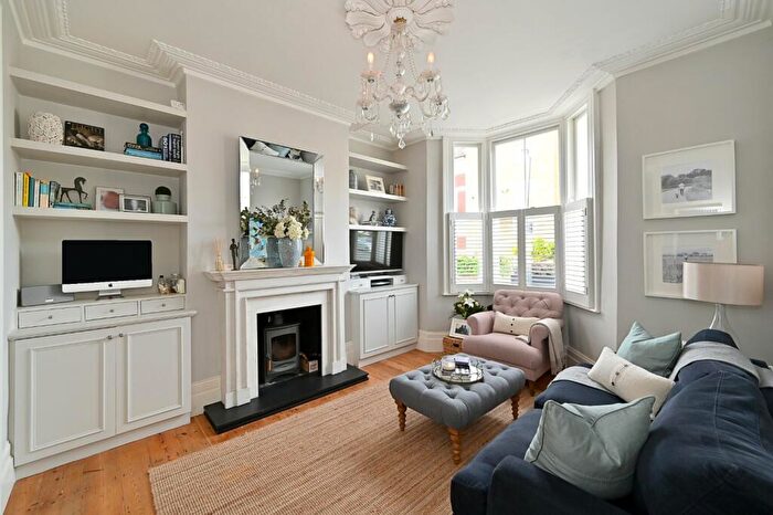 4 Bedroom End Of Terrace House To Rent In Valentine Road, South Hackney, London, E9