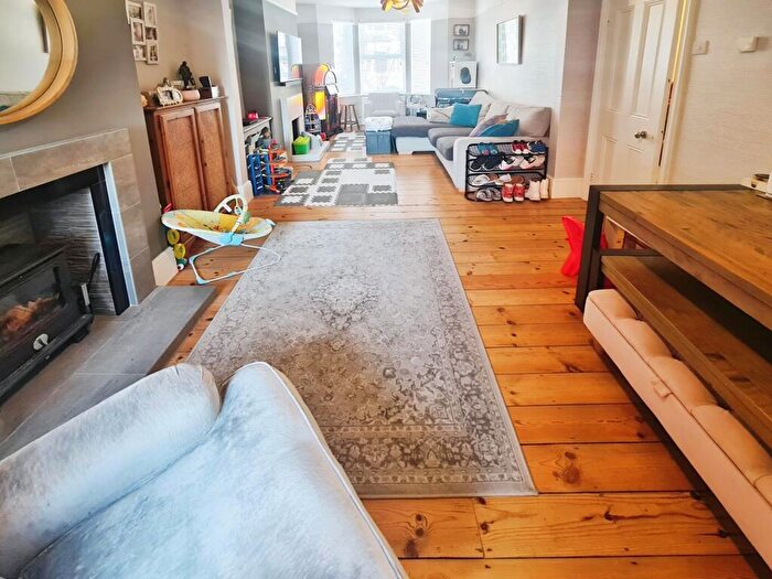 3 Bedroom Terraced House For Sale In Windsor Street, Milton Keynes, MK12