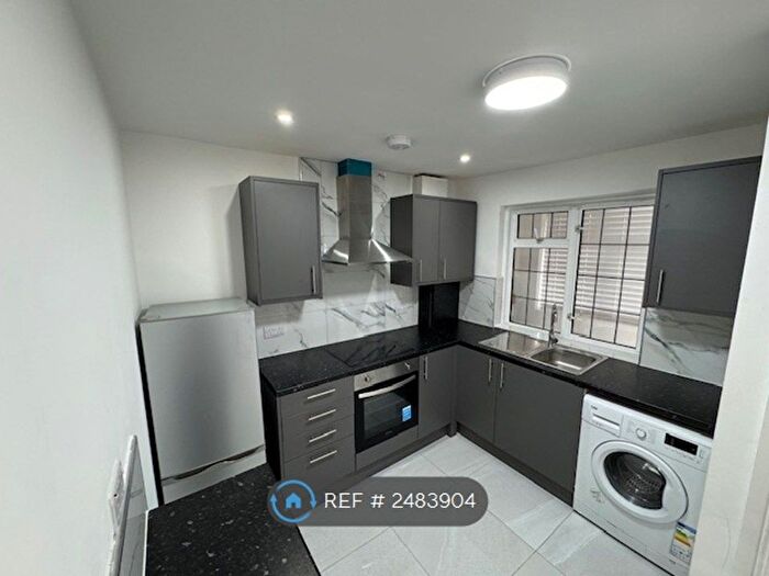 Studio To Rent In Crescent Way, London, SW16