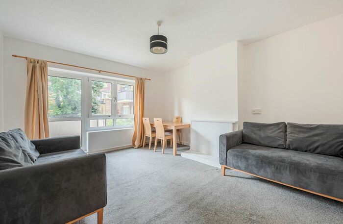 3 Bedroom Flat To Rent In Holmside Court, Nightingale Lane, Clapham, SW12