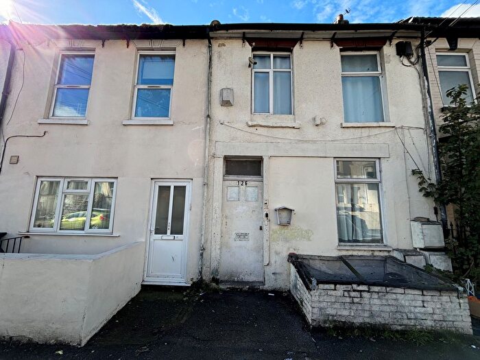 1 Bedroom Flat To Rent In Luton Road, Chatham, ME4