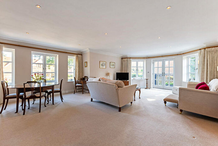 2 Bedroom Flat For Sale In Cross Road, Ascot, SL5