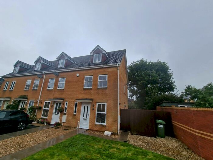 3 Bedroom Town House To Rent In Hallen Close, Emersons Green, Bristol, BS16