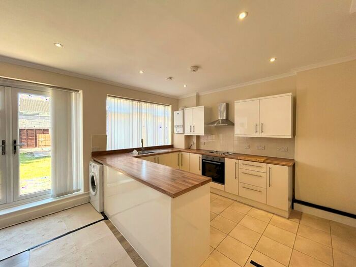 4 Bedroom House To Rent In Calverley Crescent, Dagenham, RM10