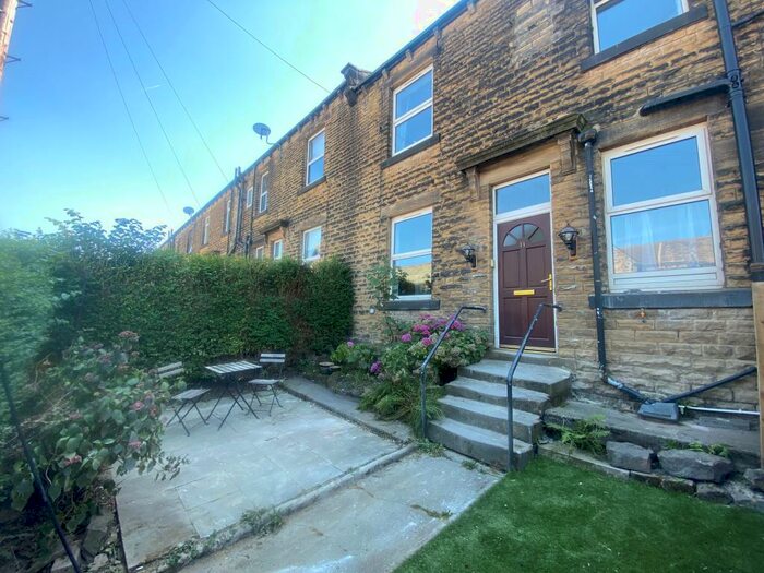 2 Bedroom House To Rent In South View, Yeadon, Leeds, LS19