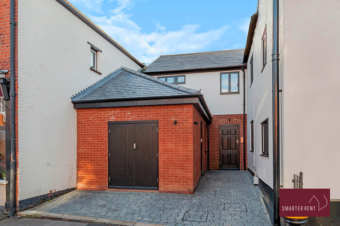 2 Bedroom Flat To Rent In Staverton House, - Easthampstead Road, Wokingham, RG40