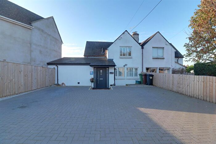 3 Bedroom Semi-Detached House For Sale In Kings Road, Stonehouse, GL10