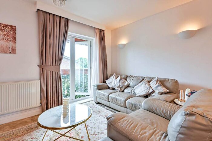 2 Bedroom Flat For Sale In Henderson Avenue, Queen Elizabeth Park, Queen Elizabeth Park, Guildford, GU2