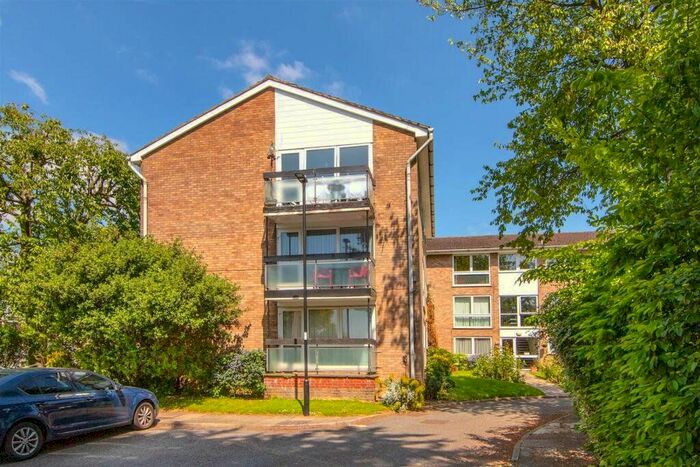 2 Bedroom Flat To Rent In Lucern Close, Alderman's Hill, Palmers Green, N13