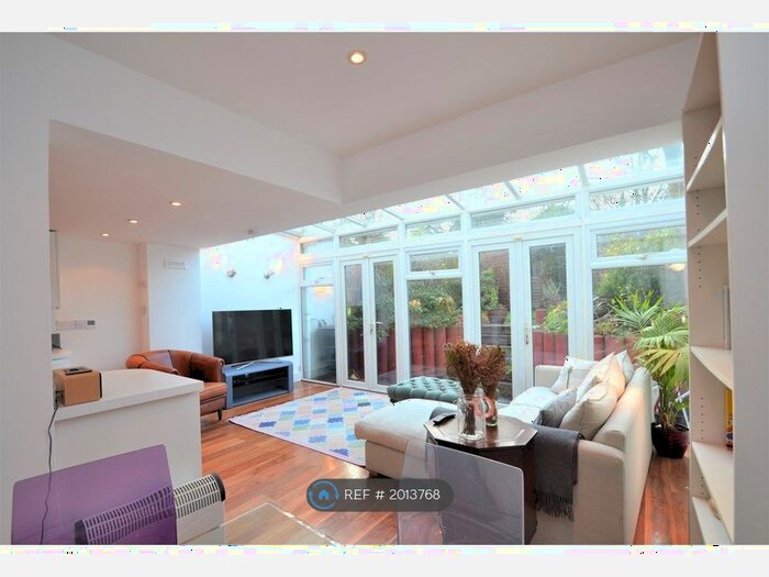 2 Bedroom Flat To Rent In Fenwick Road, London, SE15