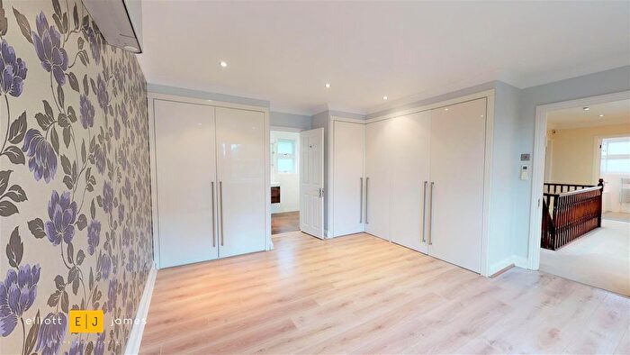 4 Bedroom Detached House For Sale In Alderton Hill, Loughton, IG10