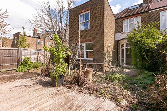 2 Bedroom Flat To Rent In Hillcrest Road, London, Acton Central, W3