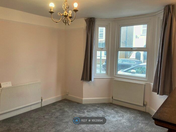 4 Bedroom Semi-Detached House To Rent In Woodford Road, Watford, WD17
