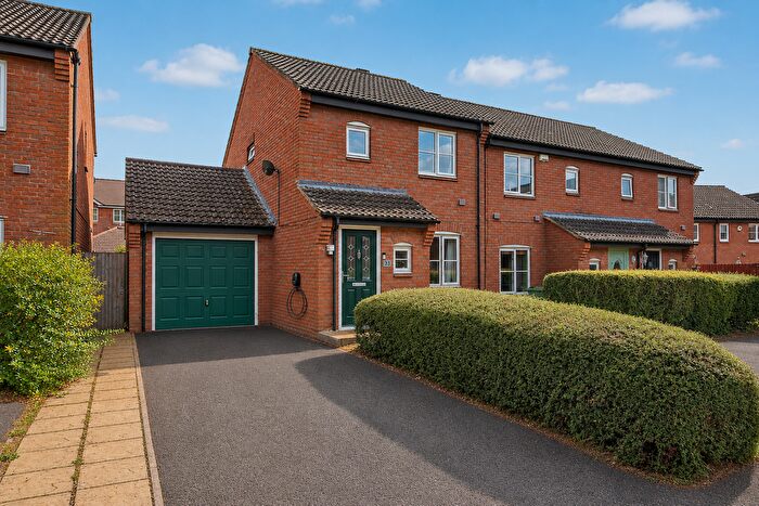 3 Bedroom End Of Terrace House For Sale In Breadels Field, Basingstoke, RG22
