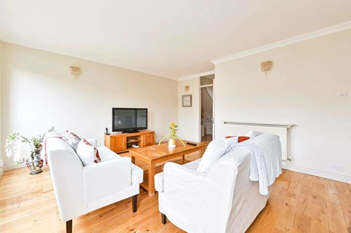 3 Bedroom Flat To Rent In Abbey Road, St John's Wood, London, NW8