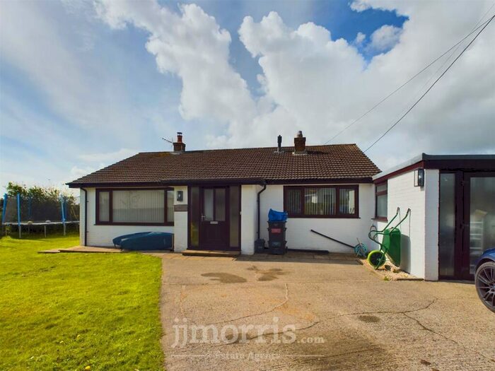 3 Bedroom Detached Bungalow For Sale In Upper Thornton, Milford Haven, SA73
