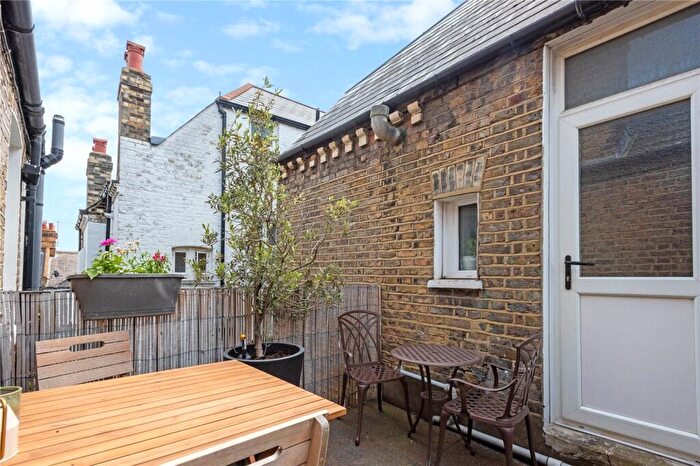2 Bedroom Apartment For Sale In Thirsk Road, London, SW11