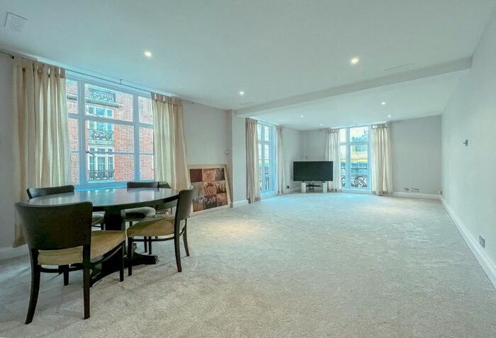 2 Bedroom Flat To Rent In Hertford Street, Mayfair, London, W1J
