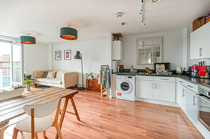 2 Bedroom Flat To Rent In Schoolhouse Lane, Limehouse, London, E1W