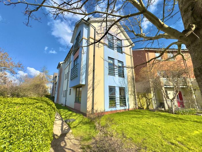 2 Bedroom Flat For Sale In Guillemot Road, Portishead, BS20