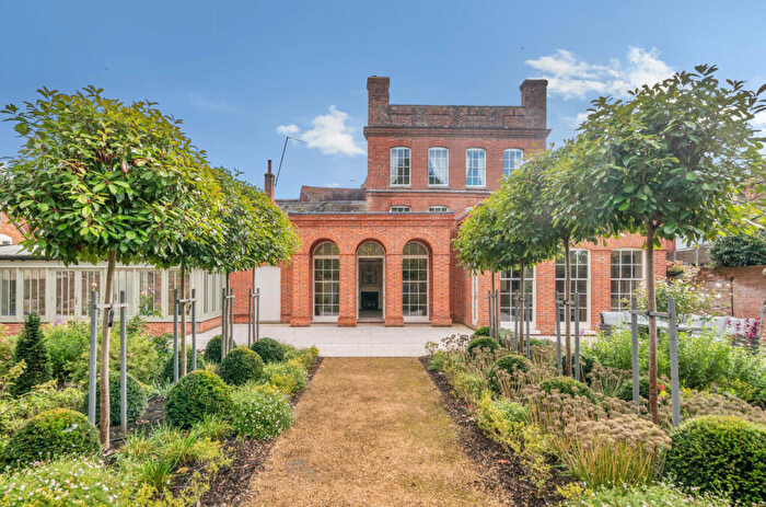 7 Bedroom House To Rent In Market Place, Romsey, Hampshire, SO51