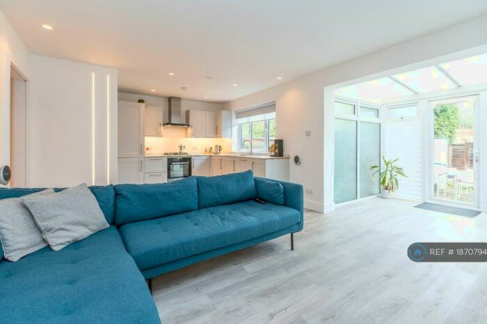 2 Bedroom Flat To Rent In North Finchley, London, N12