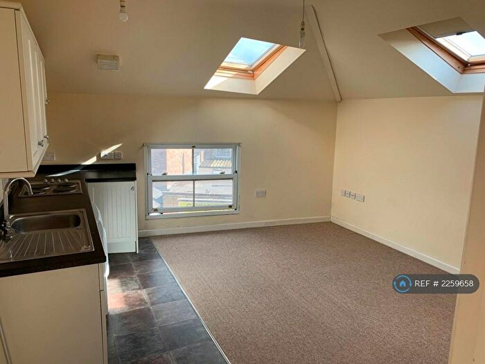 1 Bedroom Flat To Rent In Bath Road, Stonehouse, GL10