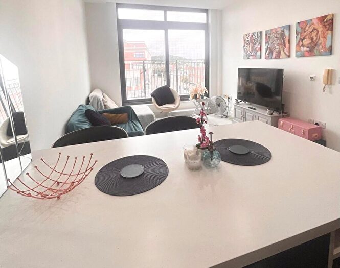 1 Bedroom Flat For Sale In Guildford Street, Chertsey, Surrey, KT16