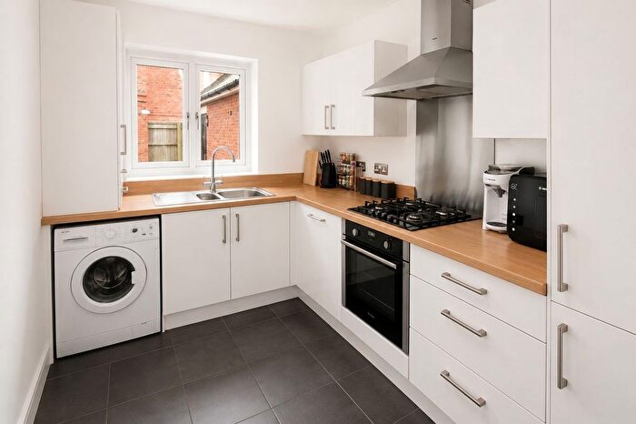 2 Bedroom Flat For Sale In Mulberry Avenue, Staines-Upon-Thames, TW19