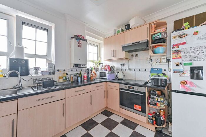 3 Bedroom Flat To Rent In Hazelwood House, Deptford, London, SE8