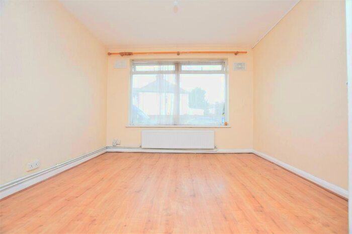 2 Bedroom Flat To Rent In Edgar Road, Romford, RM6