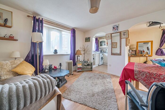 Studio To Rent In Chartwell Close, Greenford, UB6