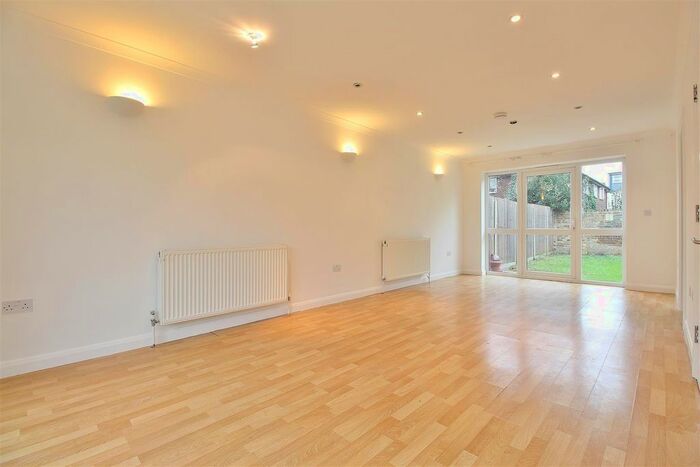 4 Bedroom Semi-Detached House To Rent In Mandeville Road, Isleworth, TW7