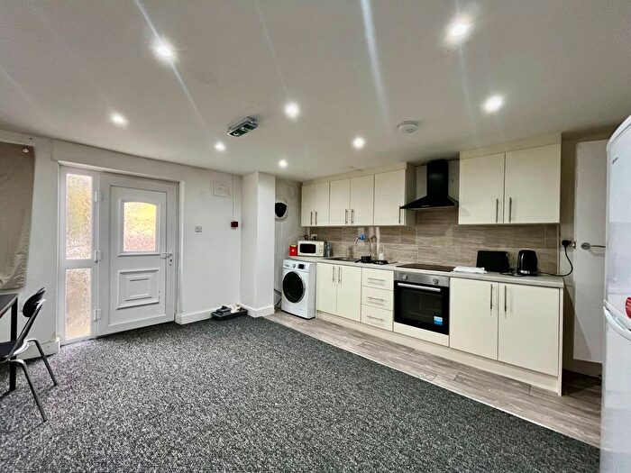 1 Bedroom Flat To Rent In Dewsbury Road, Leeds, LS11