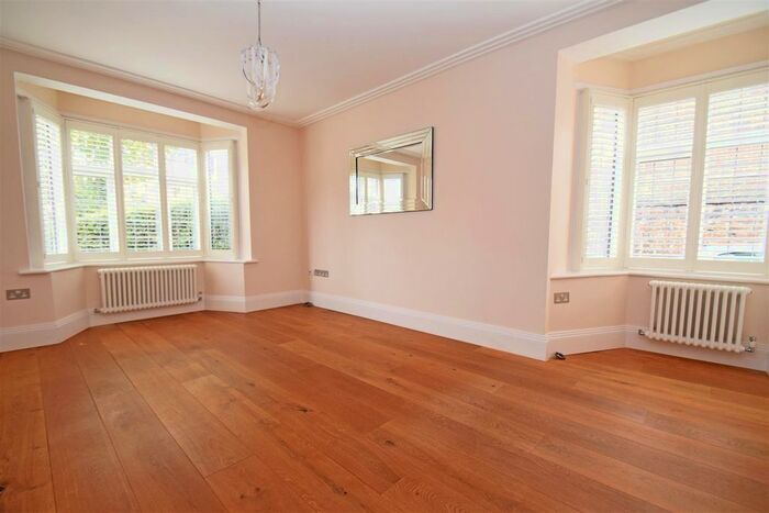 2 Bedroom Flat To Rent In Kelvin Drive, St Margarets, Twickenham, TW1