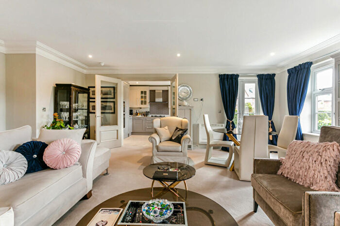 2 Bedroom Flat For Sale In Kingswood, Ascot, SL5