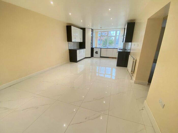 3 Bedroom Flat To Rent In Rushdene Crescent, Northolt, UB5