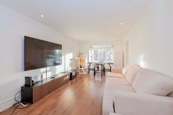 2 Bedroom Apartment For Sale In Troutbeck Close, Slough, SL2