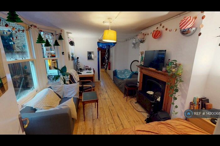 5 Bedroom Semi-Detached House To Rent In Medlar Street, London, SE5